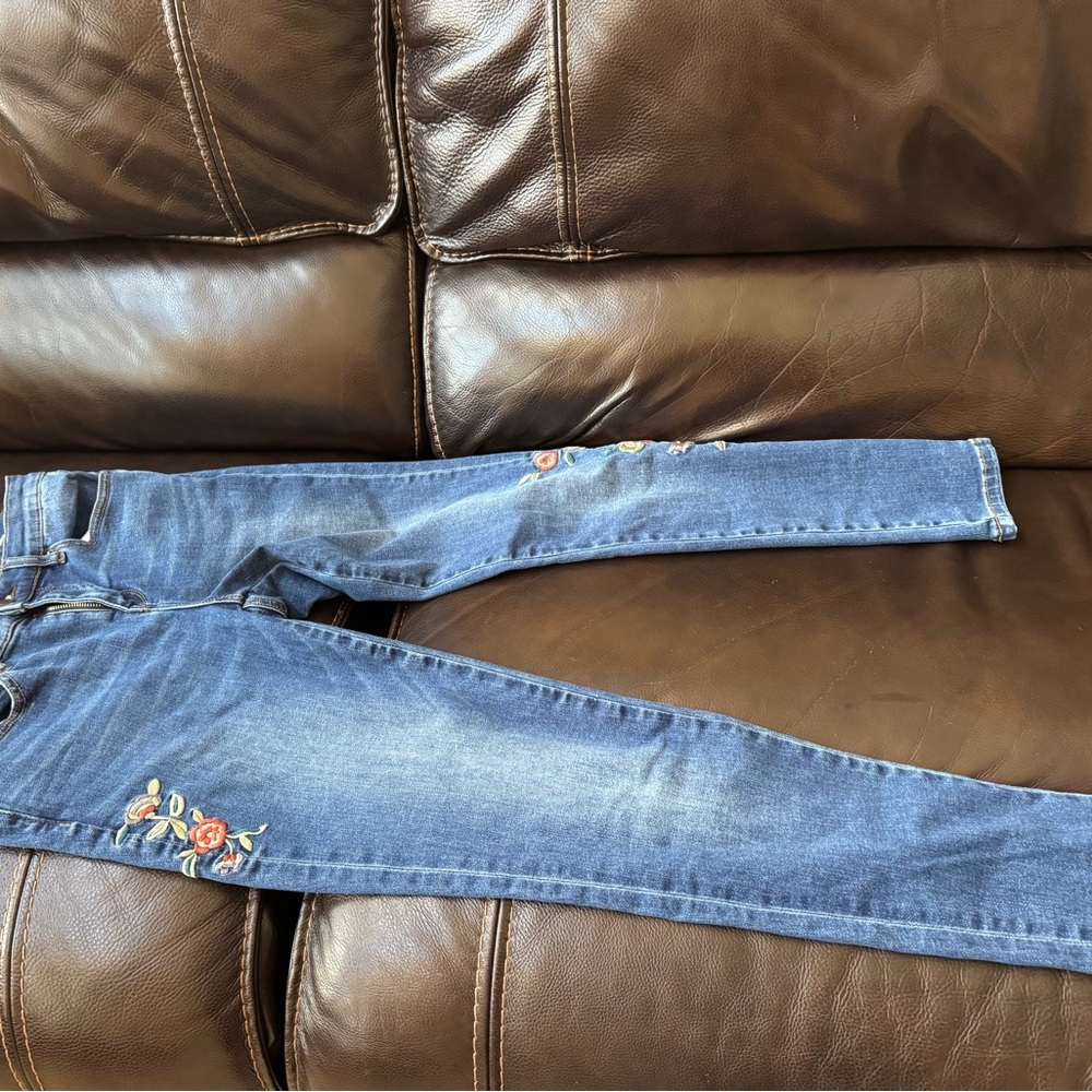 Stylish Blue Skinny Jeans with Floral Embroidery